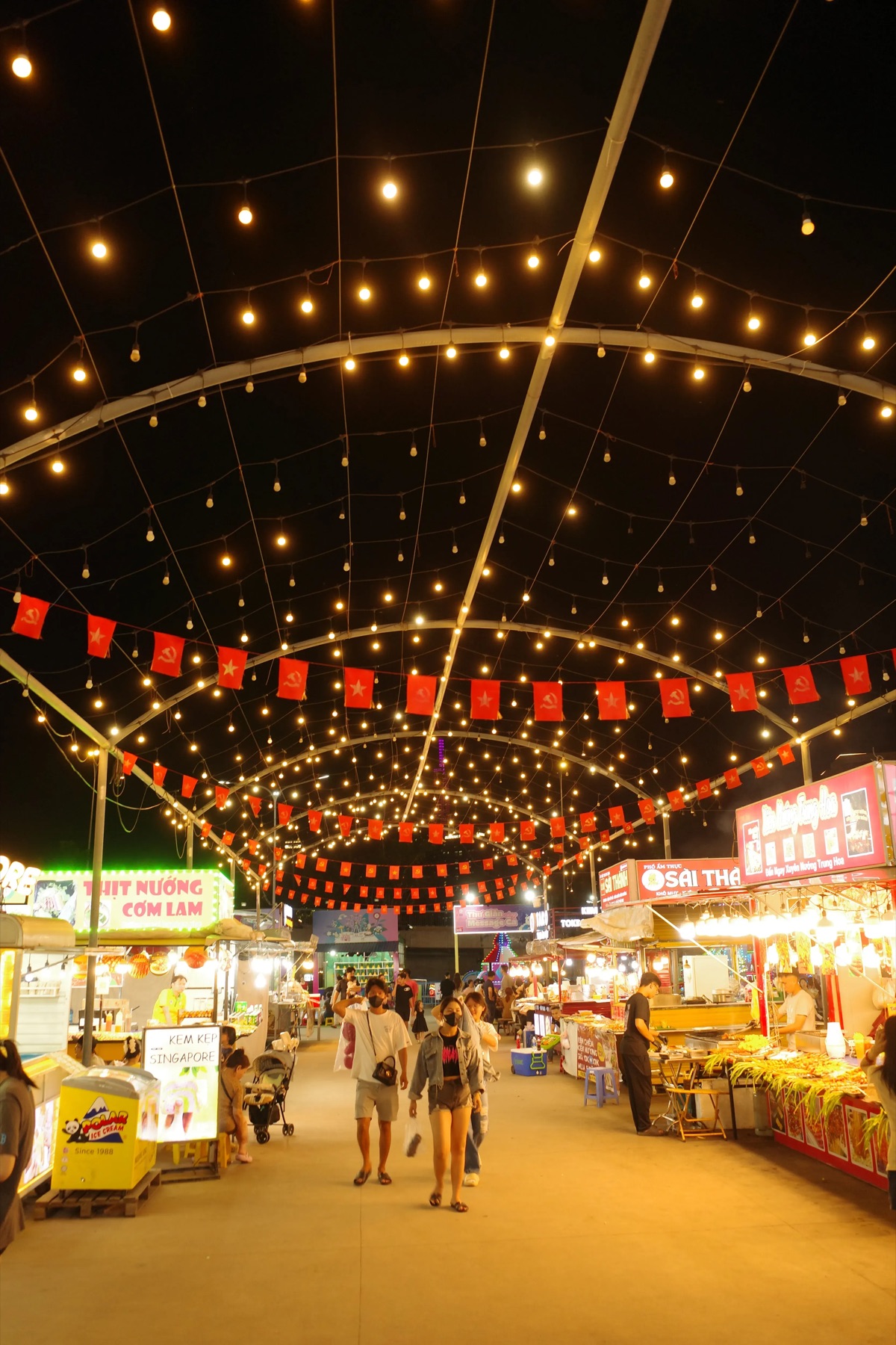 Night market under the lanterns